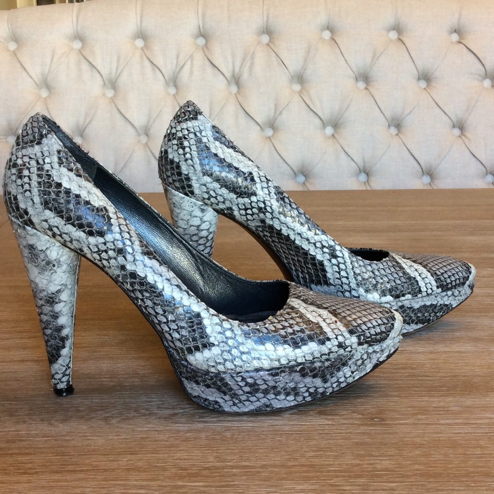 Stuart Weitzman Snakeskin Pumps Size 6